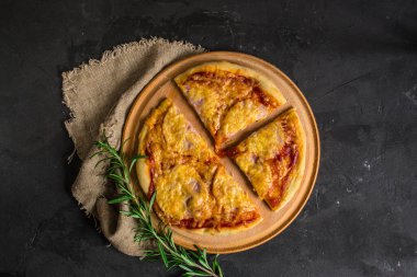 Ev yapımı salamlı ve peynirli pizza. 