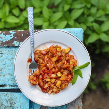 Pişmiş sebzeleri tabağa koy.