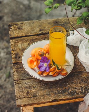 Taze meyveli bir bardakta taze kayısı suyu