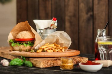 Sebzeli ve peynirli lezzetli bir burgerin yakın plan çekimi.