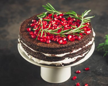 Nar tohumlarıyla süslenmiş kremalı çikolatalı pasta.