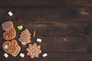 Tahta arka planda zencefilli kurabiye. 