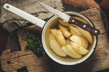 Köy arka planında olgun patatesleri yakın.