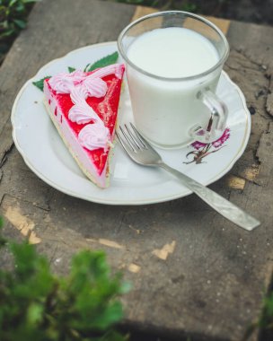 Beyaz tabakta çilekli ve çikolatalı çilekli pasta.