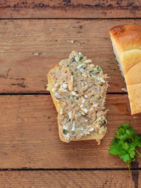 Ev yapımı ezmeli ekmek.