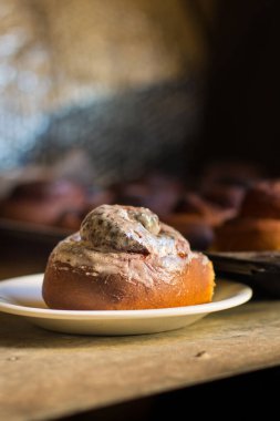 Taze pişmiş tarçınlı çörekleri yakın çekin.