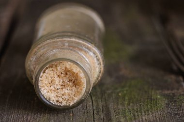 Cam kavanozda pembe Himalaya tuzu  