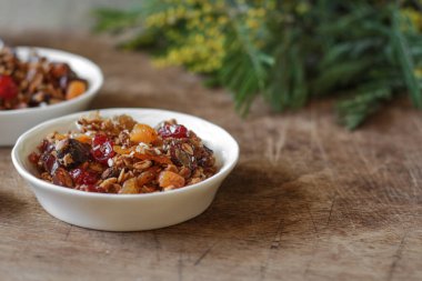 Kurutulmuş böğürtlen, meyve ve fındıklı granola.