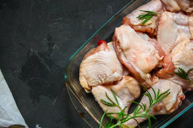 Siyah arka planda baharatlı ve otlu çiğ tavuk. yakın çekim görünümü.