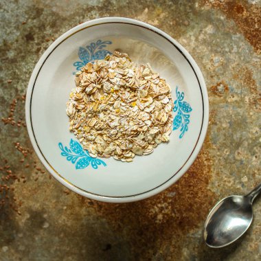 Yulaf gevreği, mısır gevreği, yulaf ezmesi, menü konsepti. yiyecek arka planı. 