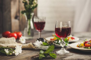 sebzeli salata ve kırmızı şarap.