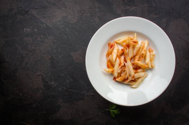 Ketçap kaplı makarna.