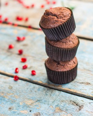 Tahta arka planda çikolatalı kekler