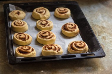 Ev yapımı tarçınlı çörek hazırlama