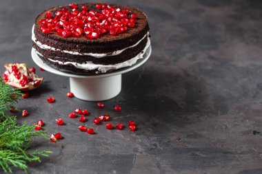 Nar tohumlarıyla süslenmiş kremalı çikolatalı pasta.