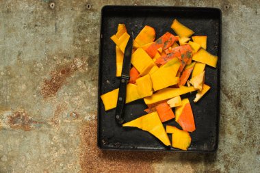 fırında kabak dilimleri üst görünüm 