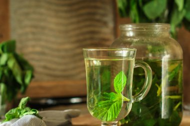 Yakın plan taze limonata manzarası ve ahşap masa üzerinde nane şekeri.