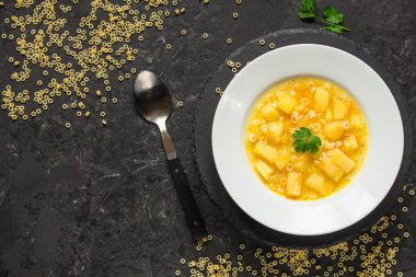 Makarna ve patatesli çorba.