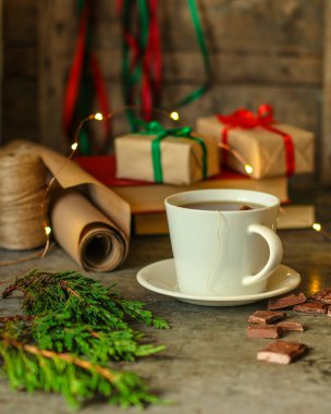 Noel arkaplanındaki bir fincan çayı kapat.