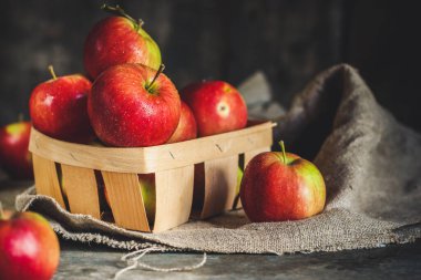 Olgun kırmızı elmalar.