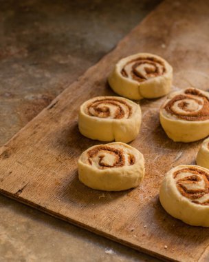 Ev yapımı tarçınlı çörek hazırlama