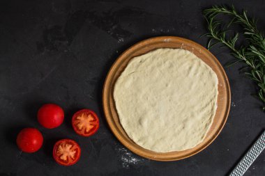 Ev yapımı pizza hazırlama malzemelerinin üst görünümü