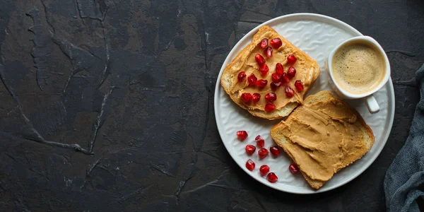 Крупный План Вкусных Бутербродов Арахисовым Маслом Семенами Граната Деревянной Доске — стоковое фото