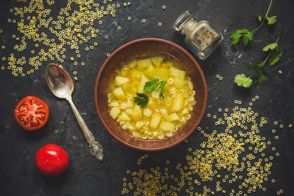 Bovenaanzicht Soep Met Pasta Aardappelen — Stockfoto