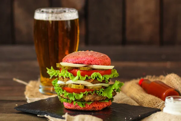 Hambúrguer Com Pão Rosa Cerveja — Fotografia de Stock