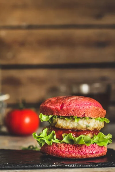 Hamburguesa Roja Sándwich Con Carne Bollo Rosa —  Fotos de Stock