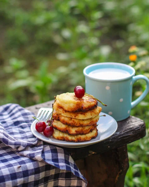 Pancakes Fresh Berries Honey Wooden Background — Stock Photo, Image