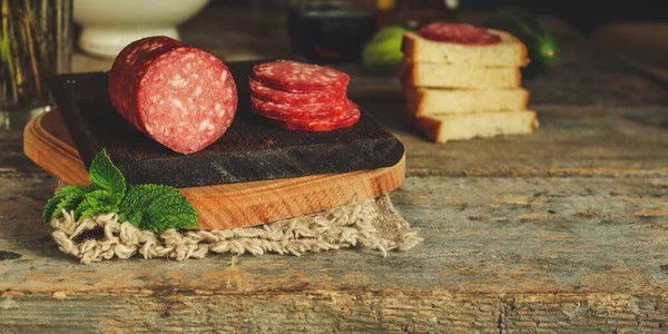 Salami Plasterkach Chleb Wiejskim Drewnianym Stole — Zdjęcie stockowe