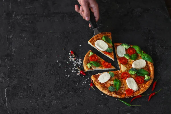 Обрізаний Знімок Людини Подає Піцу Моцарелою Базиліком Овочами Чорному Тлі — стокове фото