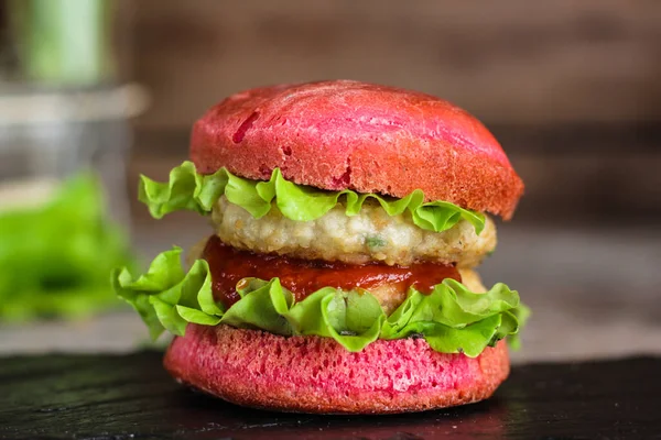 Czerwony Burger Kanapka Mięsem Różową Bułką — Zdjęcie stockowe