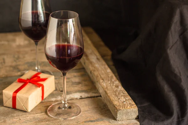 赤ワインとギフトボックス付きのメガネ — ストック写真