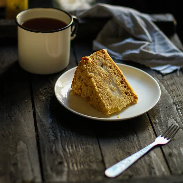 Stück Selbstgebackener Kuchen Mit Tasse Tee Auf Holztisch — Stockfoto