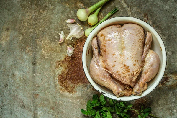 木製の背景にスパイスで鶏肉を調理するという近景 — ストック写真