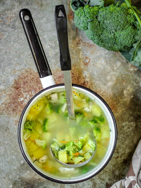 Sup Dengan Brokoli Dan Ayam — Stok Foto