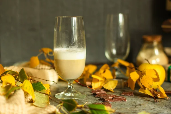 Close Transparent Cup Latte Autumn Leaves Background — Stock fotografie