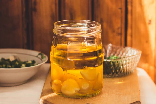 Minyak Dengan Bawang Putih Dalam Botol Kaca Menutup — Stok Foto
