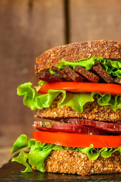 Sandwich Dried Meat Slices Vegetables — Fotografia de Stock