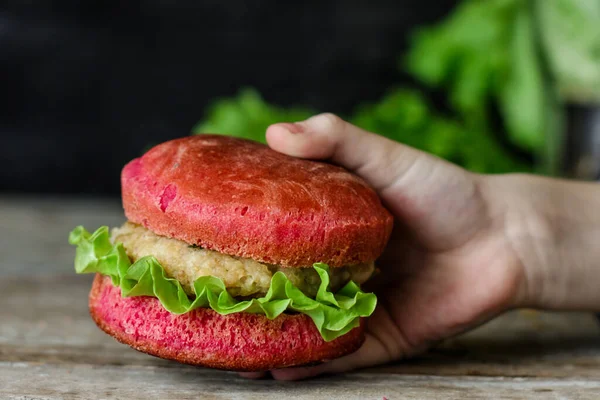 赤バーガー肉とピンクパンのサンドイッチ — ストック写真