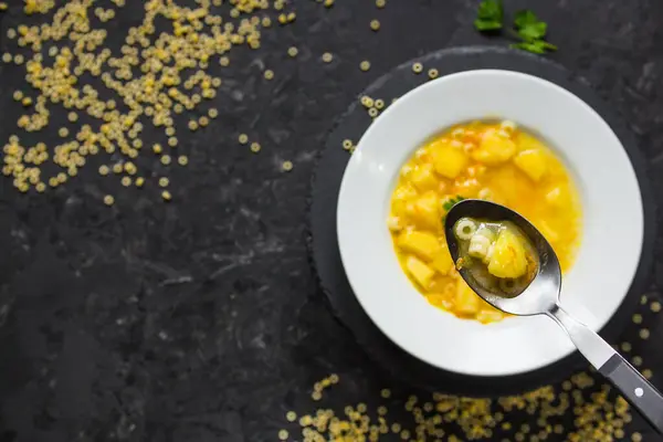 Bovenaanzicht Soep Met Pasta Aardappelen — Stockfoto