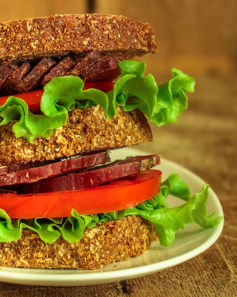 Sandwich Dried Meat Slices Vegetables — Zdjęcie stockowe