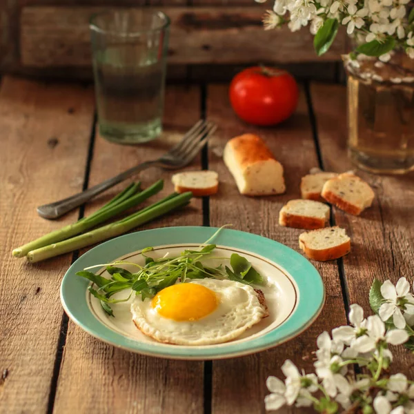 Petit Déjeuner Avec Œufs Herbes Dans Une Assiette — Photo