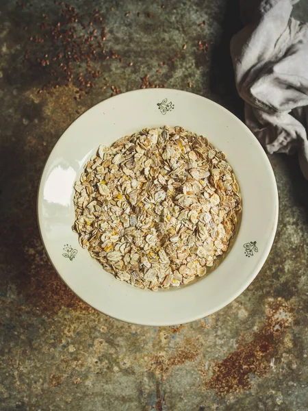 Yulaf gevreği, mısır gevreği, yulaf ezmesi, menü konsepti. yiyecek arka planı. 