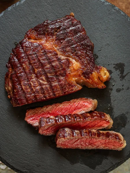 Bife Grelhado Perto — Fotografia de Stock