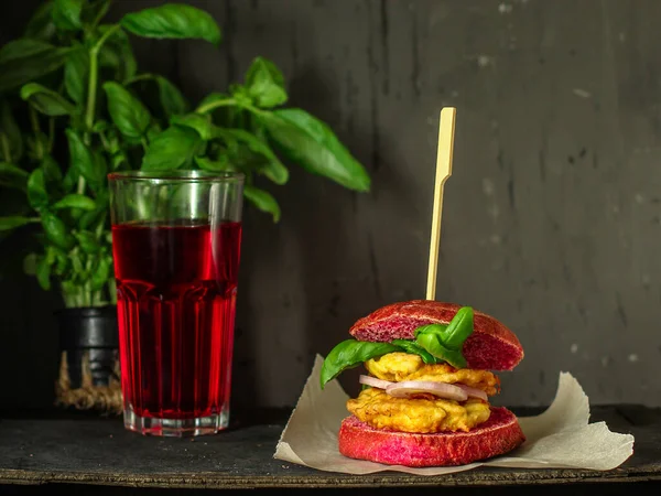 Hambúrguer Vermelho Sanduíche Com Carne Pão Rosa — Fotografia de Stock