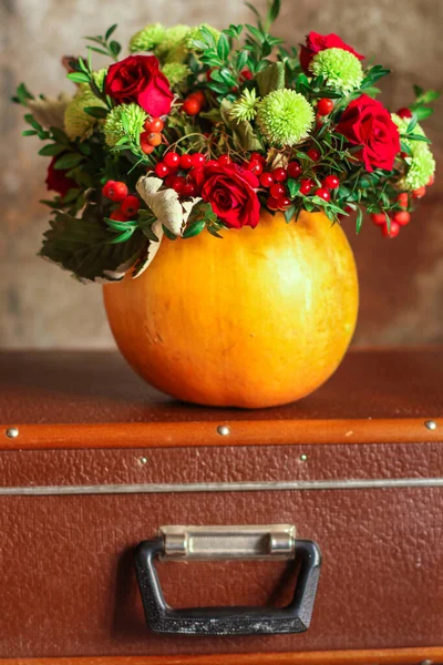 Bouquet Flowers Pumpkin Rustic Background — Stock Photo, Image