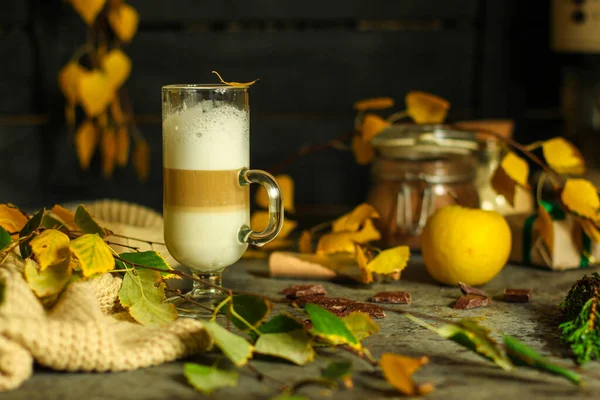 Close Transparent Cup Latte Autumn Leaves Background — Zdjęcie stockowe